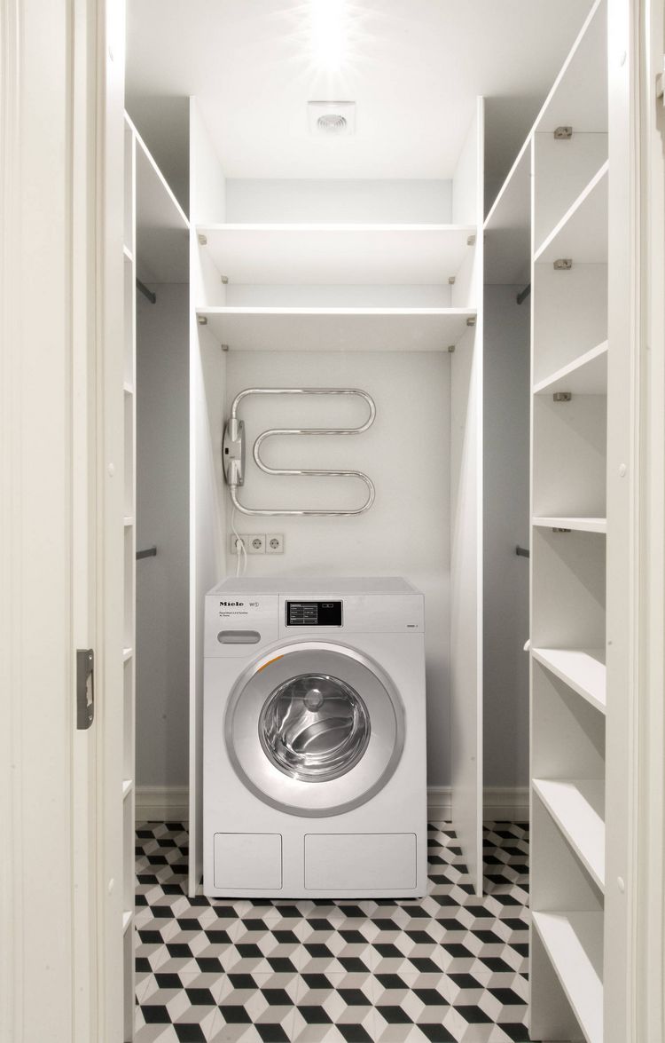 Ha van kamránk, gardróbhelyiségünk, praktikus megoldás a mosógép elhelyezése - így nem kell a konyhában, fürdőben helyet szorítani a háztartási gépnek. A kiállásoknak persze kiépíthetőnek kell lenniük