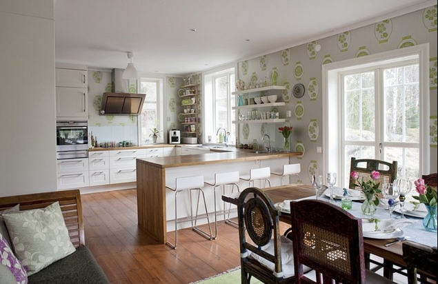 Igazi közösségi helyiség - a nagy nyitott konyhában összegyűlhet az egész család és közvetlen kapcsolatban van a kerttel, terasszal. Bárszékek: IKEA