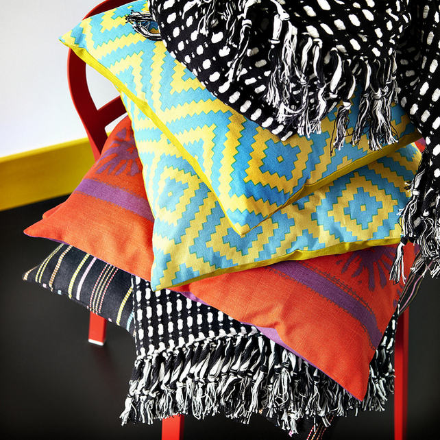 Bátran vegyítsd egymással a LAPPLJUNG textilsorozat élénk színű és mintájú termékeit.