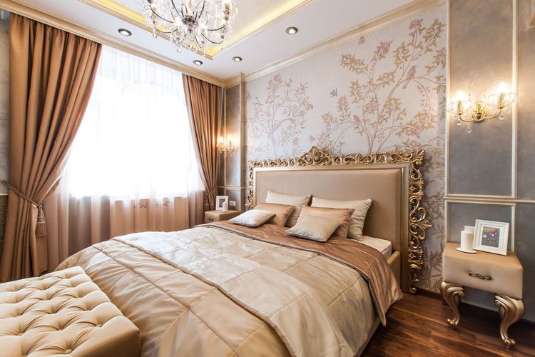 Klasszikus hálószoba kényelmes gardrób zónával - arany, ezüst, gyöngyház árnyalatokkal