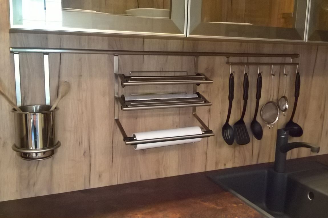 Praktikus megoldás a konyhai kiegészítők tárolására - hátfalra szerelhető sín különböző tartókkal