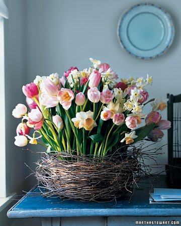 4hA meleg időnek hála gyönyörű virágkölteményeket vehetünk/készíthetünk az otthonunkba. Számtalan variáció létezik, hogy hogyan tegyük ünnepivé az orgonákat, nárciszokat és tulipánokat.