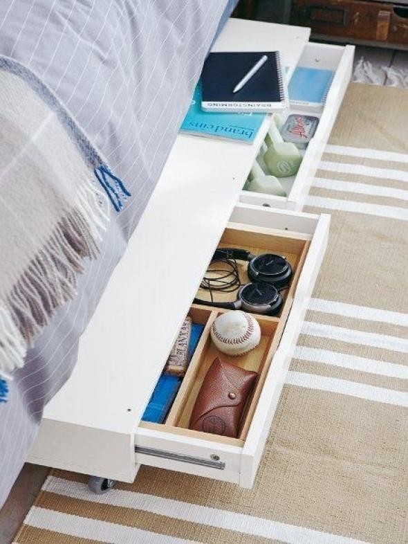 Tárolási ötlet a hálószobában ágy alatt - EKBY ALEX polc fiókokkal, kerekekkel
