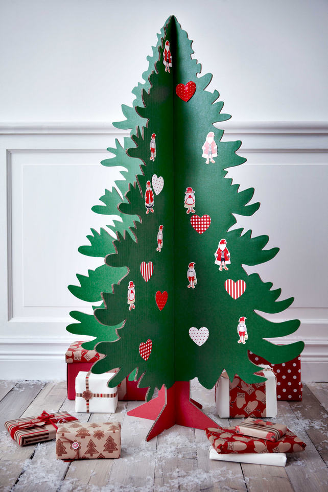 Az IKEA terméke ez a tökéletes karácsonyfa, ha nem akarod a lehullott tűleveleket szedegetni, vagy nagyon kicsi a hely - JULMYS Karácsonyfa díszekkel 4 990 Ft.