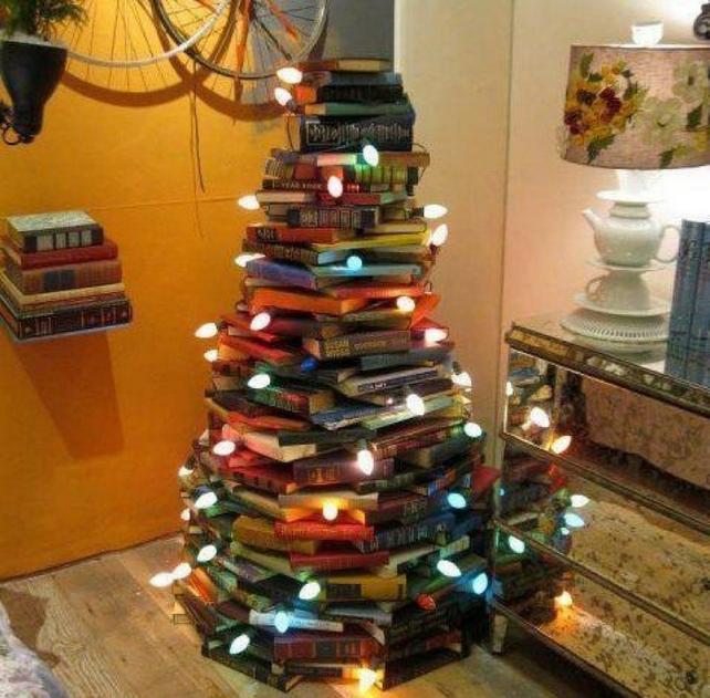 Karácsonyfa alternatíva könyvekkel és fényfüzérrel: