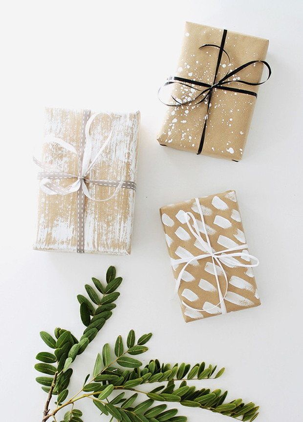 A karácsonyi mintájú csomagolóanyagok között találhatunk szépeket, de ha valami eredetibbre vágyunk, használhatunk teljesen egyszerű, sima csomagolópapírt, kössünk rá szalagot és díszítsük fehér festékkel, levelekkel, ágakkal.