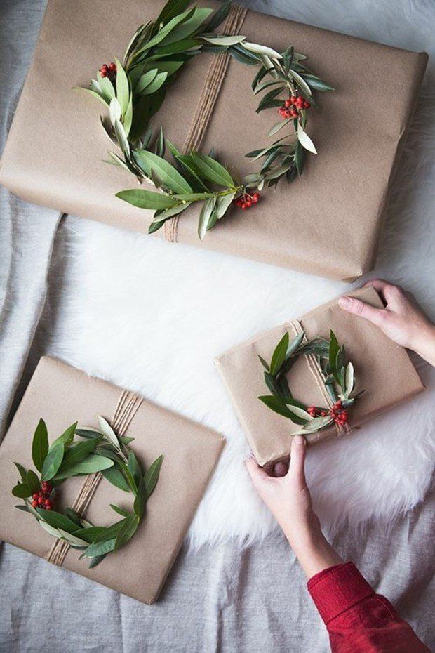 Bármelyik csomagolást is választjuk, egy kis extra díszítés nem árthat. Legyünk kreatívak, növényekkel, levelekkel, fenyőágakkal.
