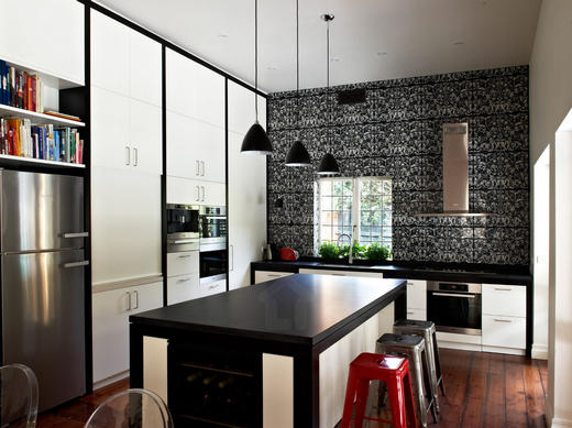 Kontrasztos fekete fehér konyha design grafikus motívummal 1