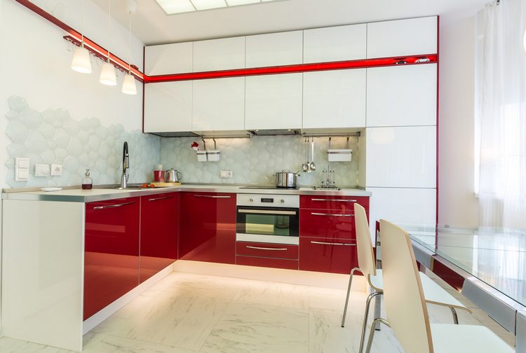 Modern konyhaberendezés étkezővel 13m2-en minimál stílusban, piros-fehérben