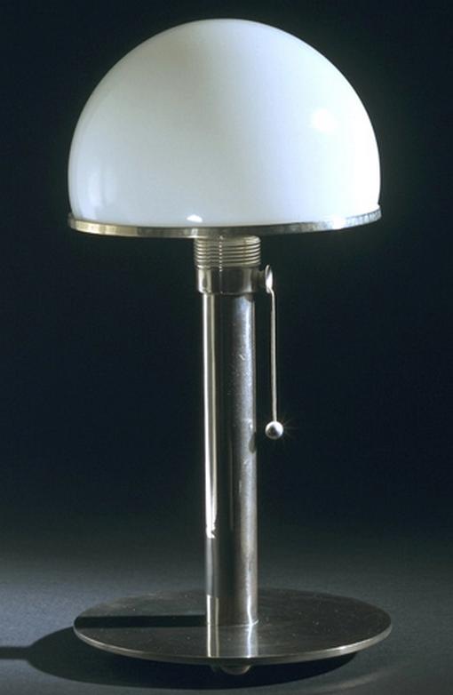 Karl. J. Jucker és Wilheim Wagenfeld üveg asztali lámpája, 1923-ból. Jól látszik a korszak Bauhaus programja: az üveg és a fém hangsúlyos használata és minden részlet funkciójának megmutatása