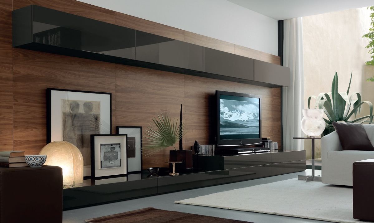Fa panelek adják a hátteret a fényes fekete, két sorban elhelyezett szekrényeknek és a TV-nek