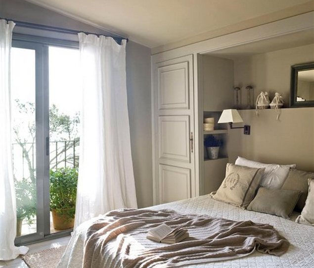 Praktikus és szép egyedi hálószobabútor ötlet - gardrób és polcok az ágy két oldalán 1