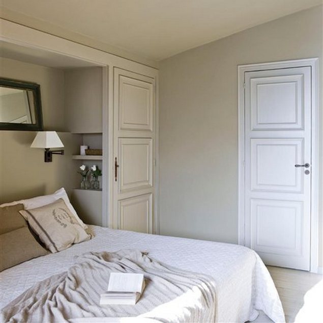 Praktikus és szép egyedi hálószobabútor ötlet - gardrób és polcok az ágy két oldalán 2