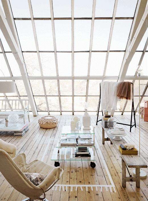 Romantikus lakberendezés - gyönyörű fehér loft hatalmas ablakokkal