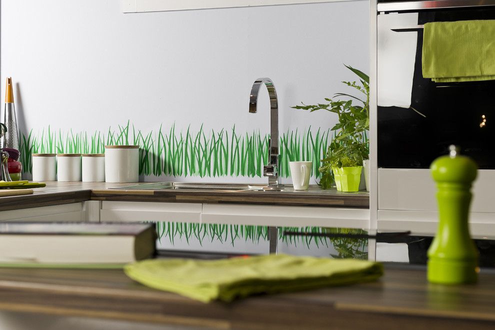 A zöld fű design remek konyha hátfal dekoráció lehet pl. üveglap mögött, egy kis frissességet csempészve az egyébként fehér környezetbe