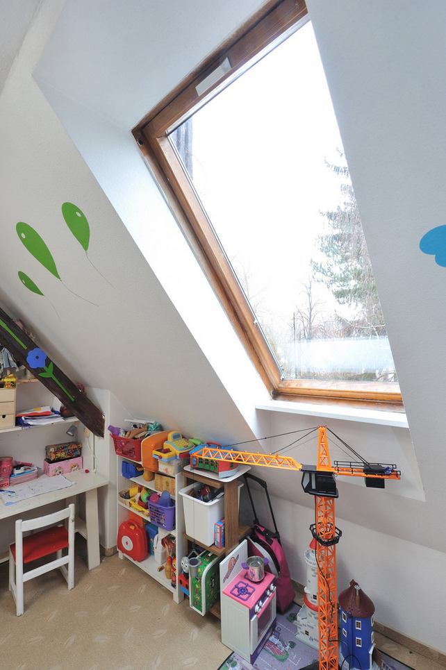 Ablakcsere előtt - Fafelületű tetőtéri ablakok esetében természetesebb, melegebb hangulatot kapunk, a műanyag felületű nyílászárókat ellenben sokkal könnyebb tisztán tartani