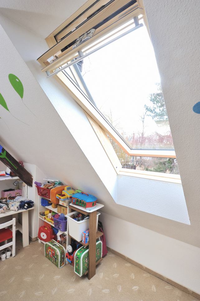 Ablakcsere után - Fafelületű tetőtéri ablakok esetében természetesebb, melegebb hangulatot kapunk, a műanyag felületű nyílászárókat ellenben sokkal könnyebb tisztán tartani