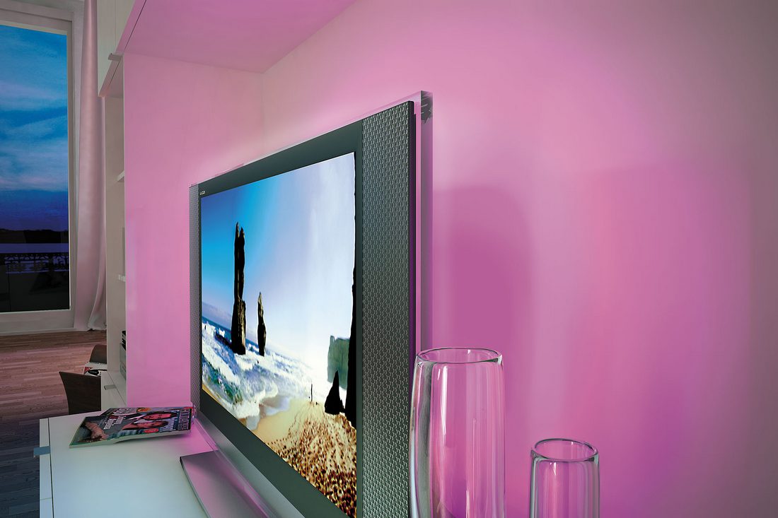 A Paulmann LED-szalagjai a televízió mögötti területet változtatható színekkel világíthatják meg