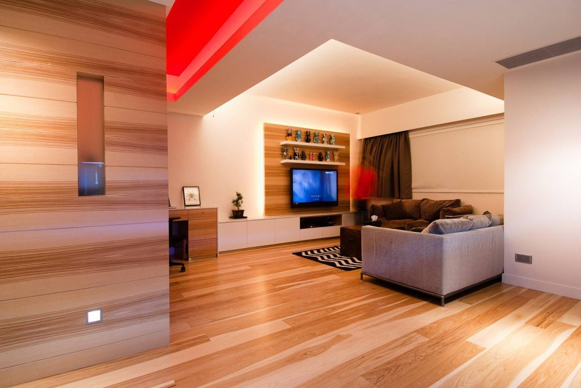 Fa burkolat a falakon és energiatakarékos LED világítás rendszer egy modern lakásban