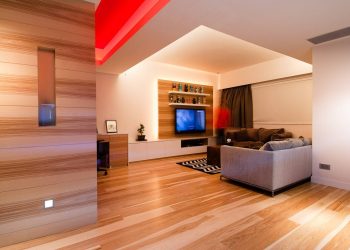 Fa burkolat a falakon és energiatakarékos LED világítás rendszer egy modern lakásban