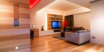 Fa burkolat a falakon és energiatakarékos LED világítás rendszer egy modern lakásban