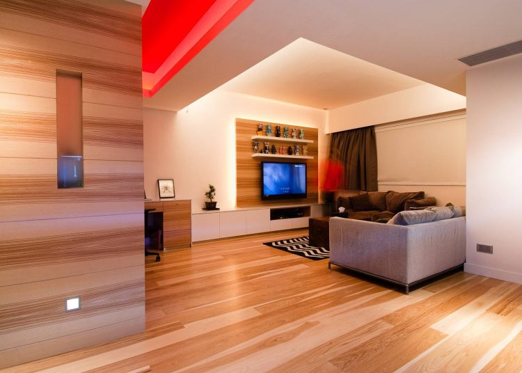 Fa burkolat a falakon és energiatakarékos LED világítás rendszer egy modern lakásban