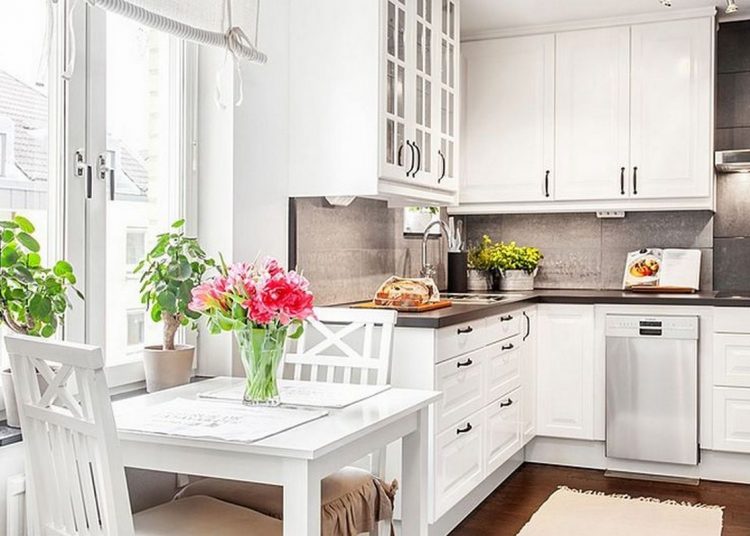 Sötét fa padló, fehér fa bútorok, megemelt ágy alatta tárolókkal és zöld növények 41m2-en