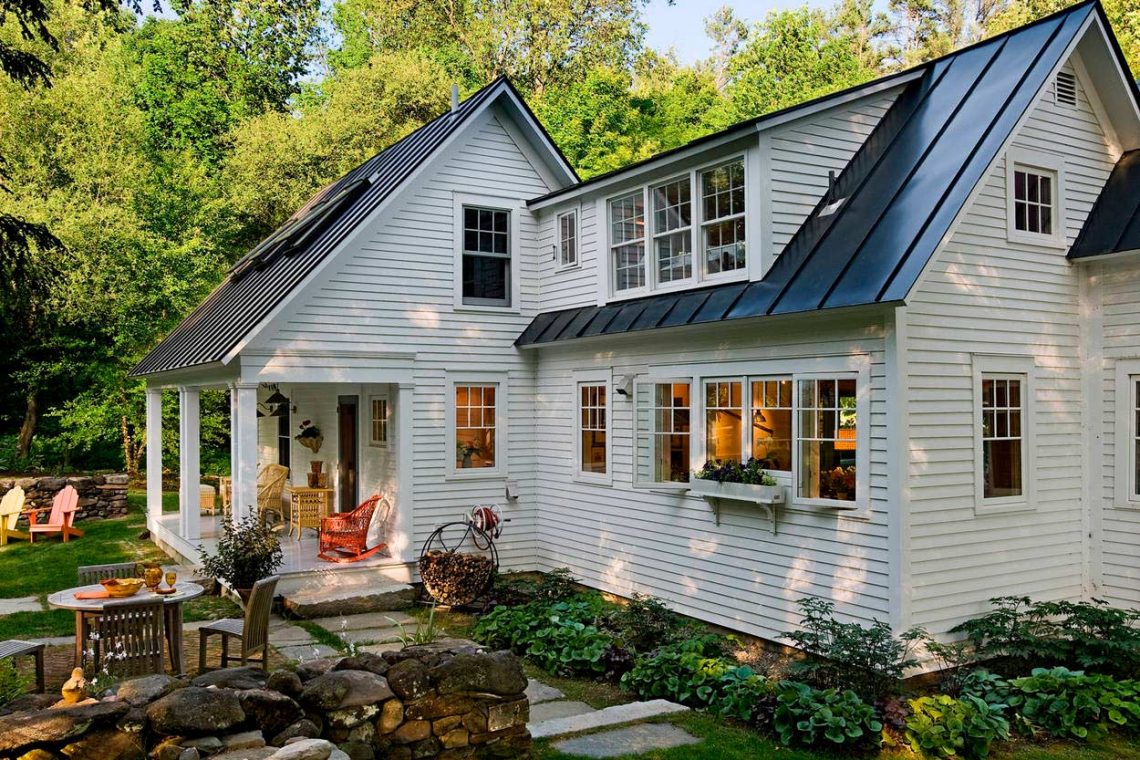 Csodálatos béke és nyugalom, otthonosság, kert, könyvek, régi tárgyak és a középpontban egy szép konyha