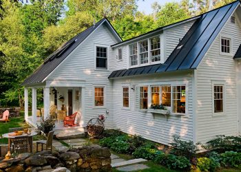 Csodálatos béke és nyugalom, otthonosság, kert, könyvek, régi tárgyak és a középpontban egy szép konyha