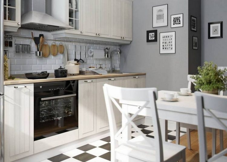 Otthonos, barátságos kis 41nm-es lakás IKEA bútorokkal és táblafestékkel dekorált nappali fallal