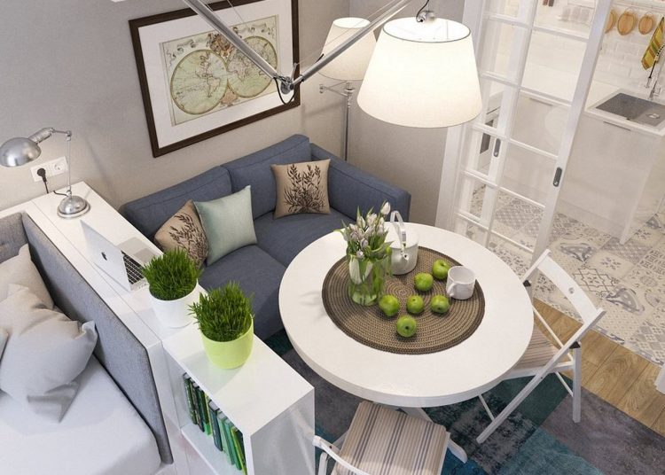 Kis lakás egy egyedülálló hölgynek - sok fehér, színes kiegészítők, világosszürke falak 25m2-en