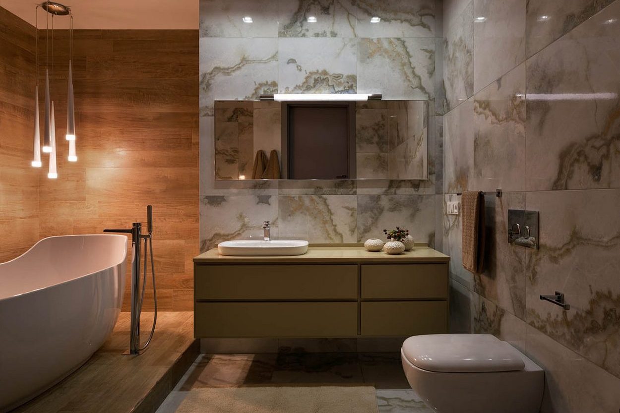 fürdőszoba modern szabadon álló káddal és fa hatású kerámia burkolatokkal