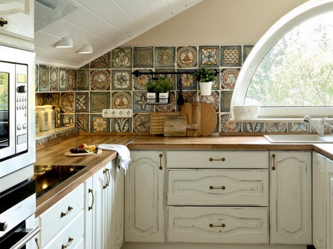 Otthonos tetőtér vidéki stíluselemekkel egy budapesti családi házban