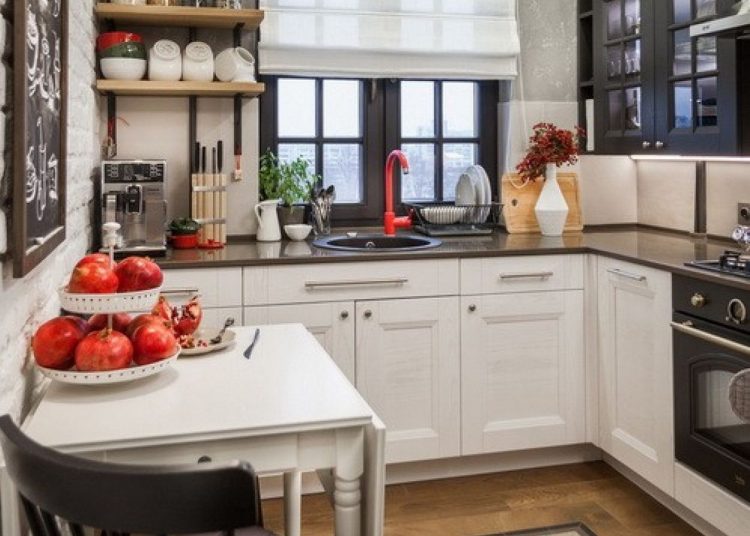 Panellakás berendezése egészen különleges és egyedi hangulattal – otthonos dekoráció meleg színekkel, fényekkel, téglával