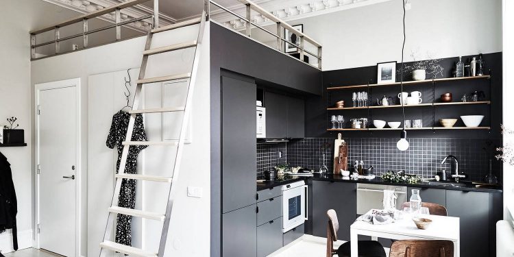 Pici és hangulatos - egyszobás lakás fürdőszoba fölött kialakított alvógalériával, fekete konyhával, 29m2
