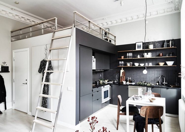 Pici és hangulatos - egyszobás lakás fürdőszoba fölött kialakított alvógalériával, fekete konyhával, 29m2