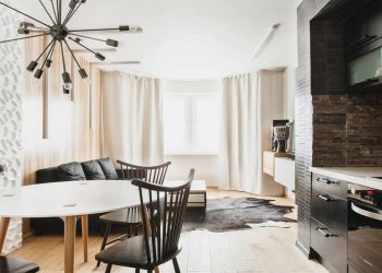 Legénylakás természetes és kontrasztosan markáns elemekkel 48m2-en, változatos textúrák, fa, természetes kő, 3D falpanel