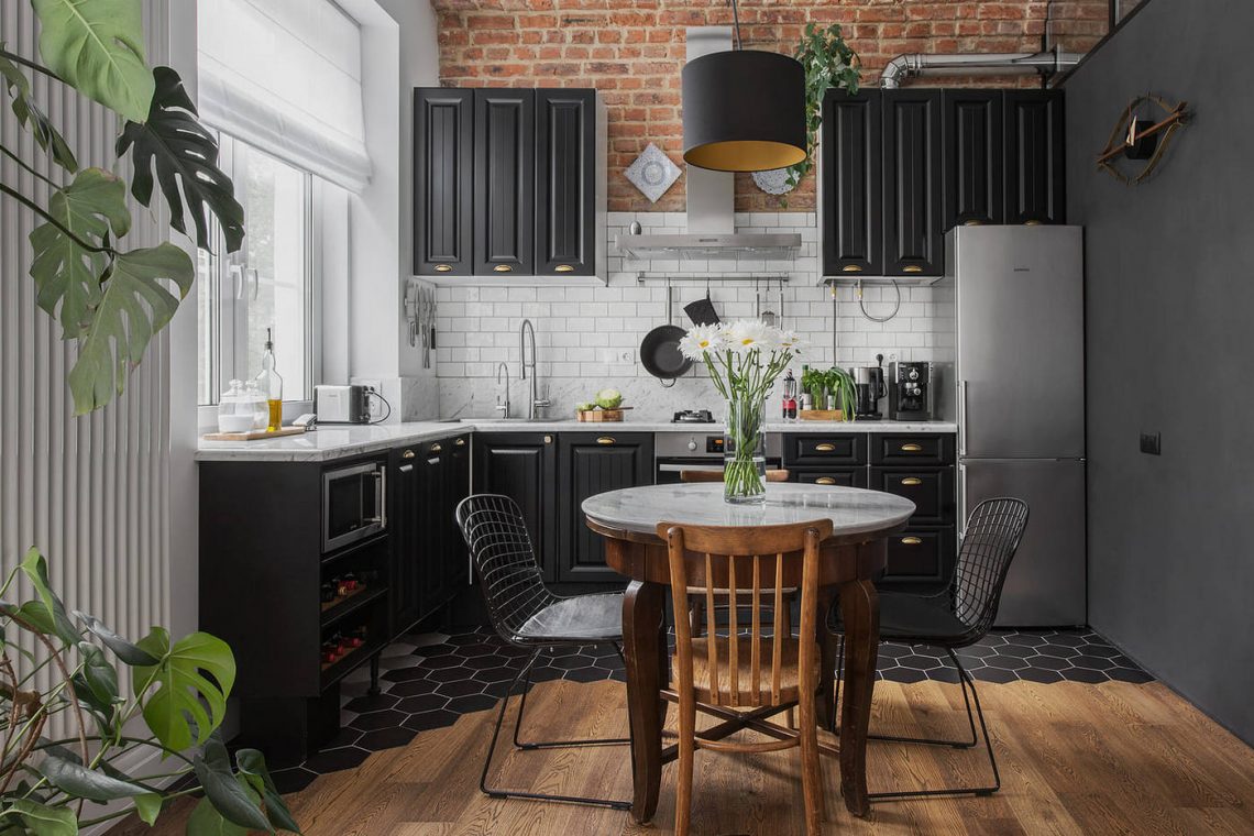 Egy szuper 56m2-es legénylakás - sötétszürke konyha, kontrasztos elemek, meleg fa és tégla felületek