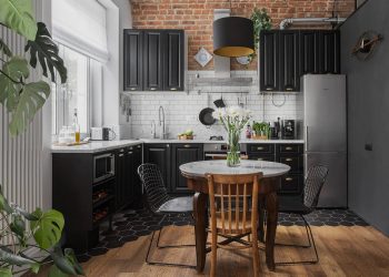 Egy szuper 56m2-es legénylakás - sötétszürke konyha, kontrasztos elemek, meleg fa és tégla felületek