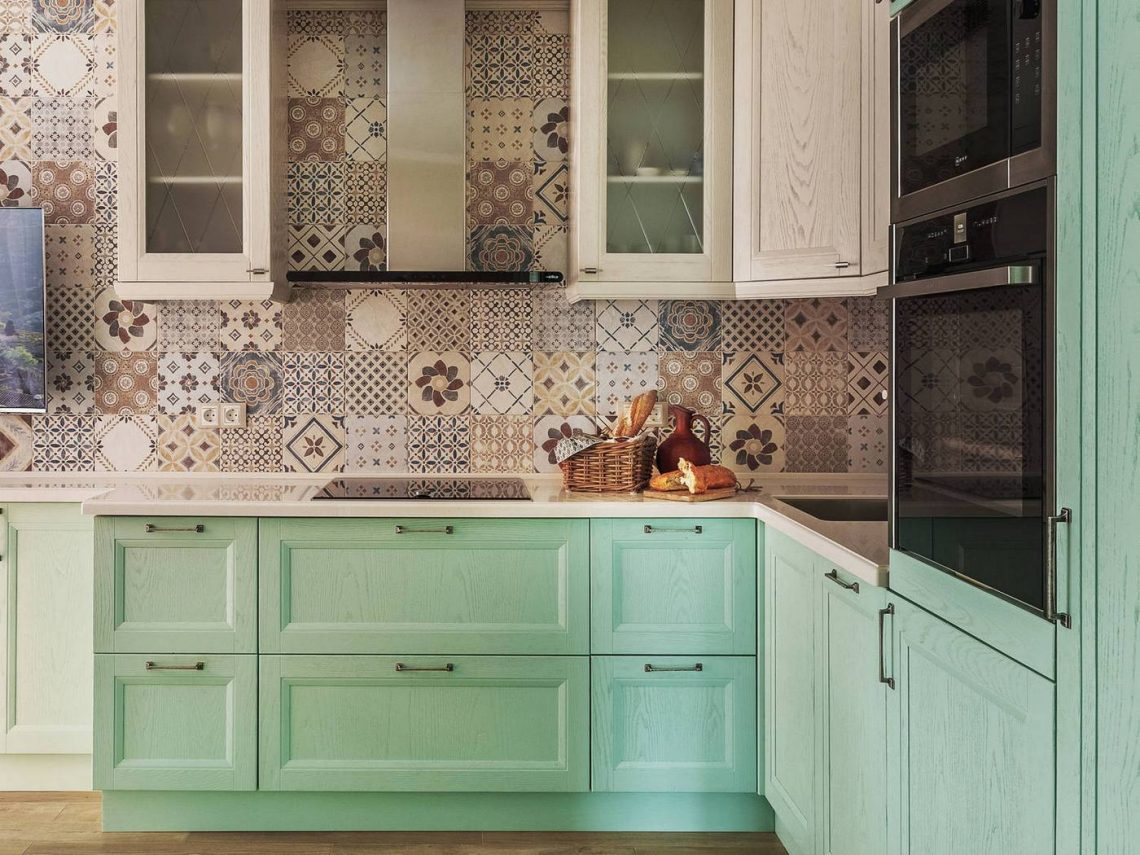 Háromgyermekes család 92m2-es lakása – mentazöld konyhabútor, harmonikus, természetes színpaletta, minták, két gyerekszoba