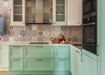 Háromgyermekes család 92m2-es lakása – mentazöld konyhabútor, harmonikus, természetes színpaletta, minták, két gyerekszoba