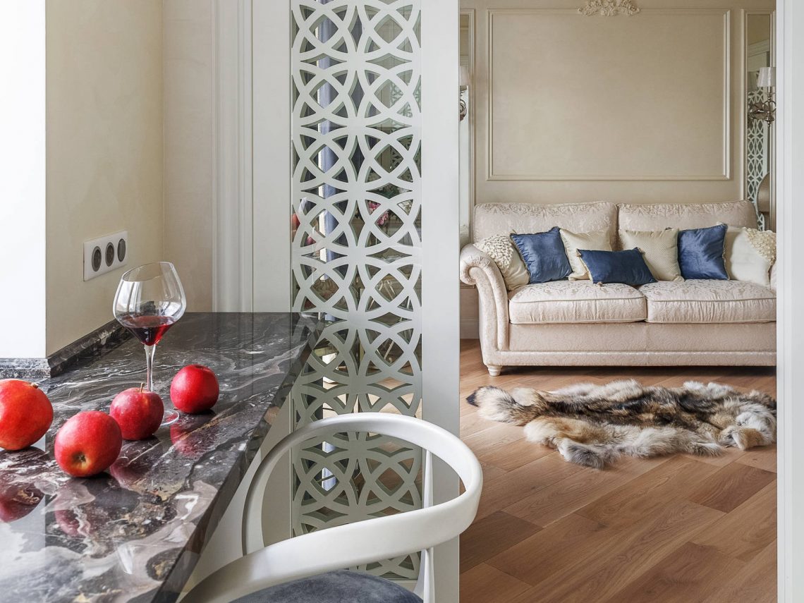 Gyönyörű ajtók, falak gyöngyházfényű vakolattal hölgy 54m2-es, klasszikus stílusban berendezett lakásában