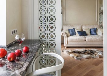 Gyönyörű ajtók, falak gyöngyházfényű vakolattal hölgy 54m2-es, klasszikus stílusban berendezett lakásában