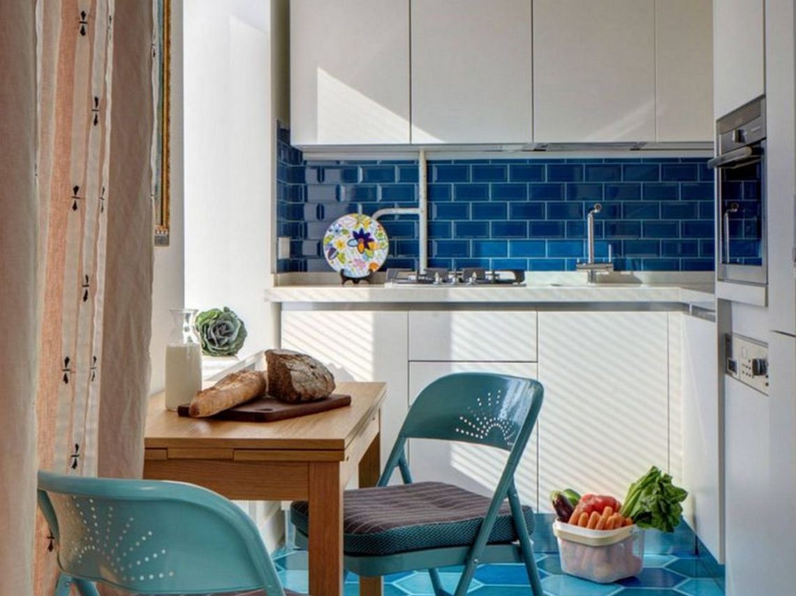 Kis lakás nagy könyvtárral – munka, pihenés, vendégek – praktikus berendezés 35m2-en