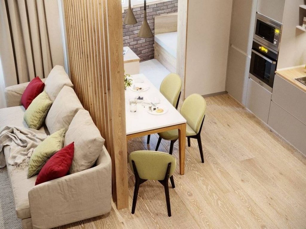 Férfi egyszobás 45m2-es lakásának kényelmes berendezése – fa térelválasztóval tagolt nappali