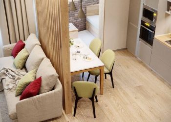 Férfi egyszobás 45m2-es lakásának kényelmes berendezése – fa térelválasztóval tagolt nappali