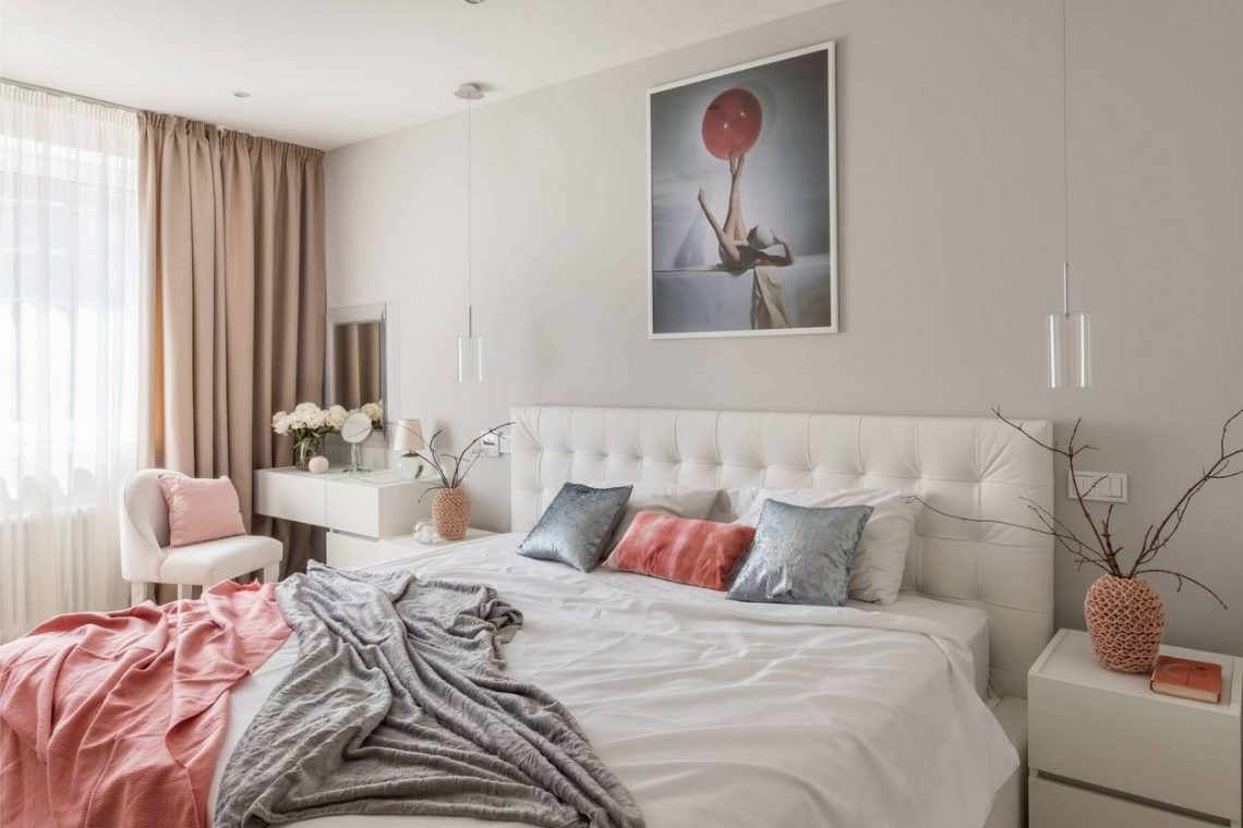 Fiatal pár 65m2-es, első lakása modern stílus, meleg és világos színek – sötétített üveg eltolható fal konyha és nappali között, épített TV-fal panelekkel, biokandalló