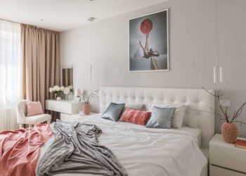 Fiatal pár 65m2-es, első lakása modern stílus, meleg és világos színek – sötétített üveg eltolható fal konyha és nappali között, épített TV-fal panelekkel, biokandalló