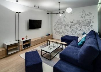 Modern legénylakás panelházban – 75m2-en racionális térhasználat, világos, változatos színek, minták, meleg fa textúrák – és játéktér egy cicának