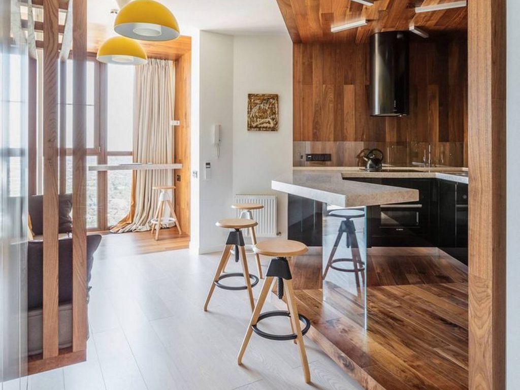 Meleg, természetes fa textúrák, tiszta fehér és könnyű terek kellemes kombinációja egy 56m2-es lakásban – fával körbeölelt konyha